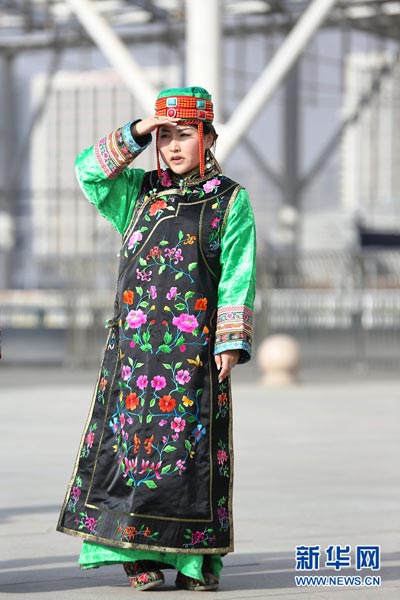 蒙古族服装服饰“时尚街拍”惊艳寒冬