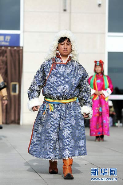 蒙古族服装服饰“时尚街拍”惊艳寒冬